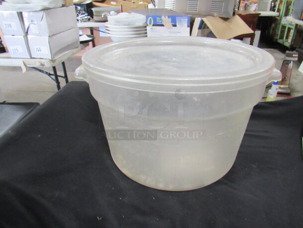 One 10 Quart Food Storage Container With Lid.