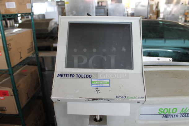 Mettler Toledo Model 0647 Solo Max Commercial Floor Style Scale w/ Model 0317 Stainless Steel Labeler and Model 0925 Stainless Steel Conveyor. 100-240 Volts, 1 Phase.  - Image 9 of 12
