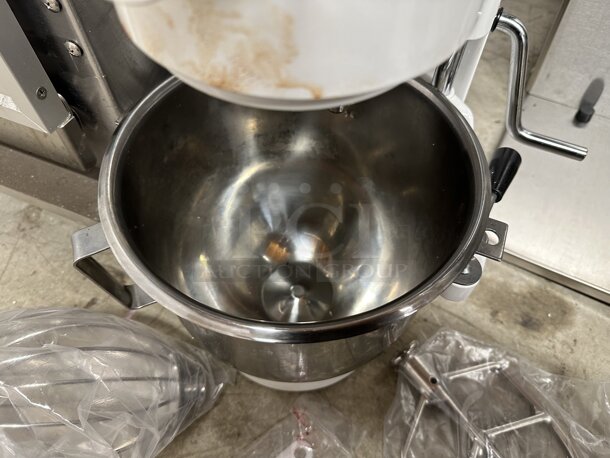 LIKE NEW! Globe SP5 Metal Commercial Countertop 5 Quart Planetary Dough Mixer w/ Stainless Steel Mixing Bowl, Poly Guard, Whisk and Paddle Attachment. 110 Volts, 1 Phase. Tested and Working! - Image 5 of 7