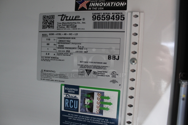 2019 True GDM-41SL-48-HC-LD Metal Commercial 2 Door Reach In Cooler Merchandiser w/ Poly Coated Racks. 115 Volts, 1 Phase. Tested and Powers On But Does Not Get Cold - Image 4 of 4