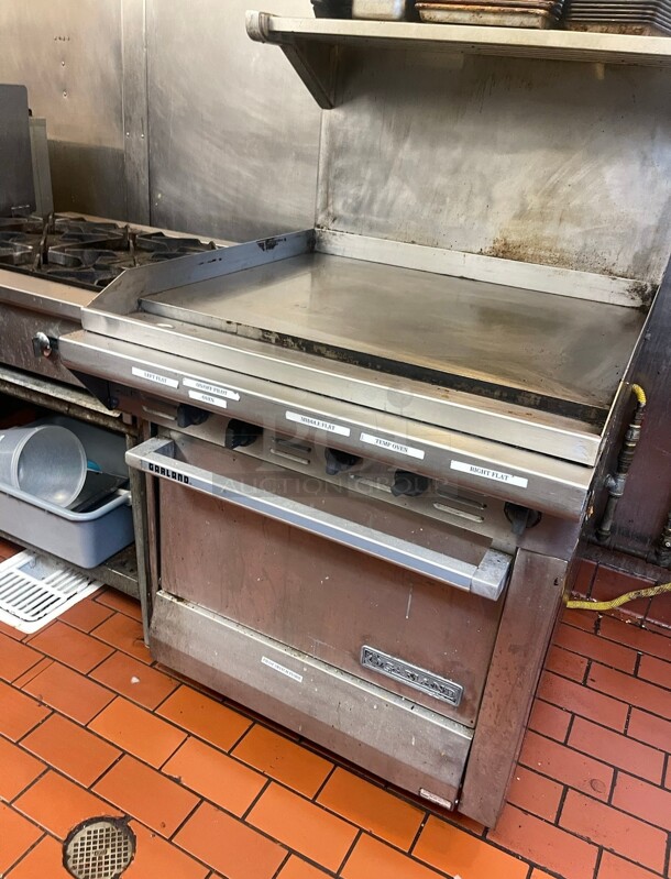 Working! Garland M47R Master Series Natural Gas 34 inch Commercial Griddle with Standard Oven - 139,000 BTU - Image 2 of 8