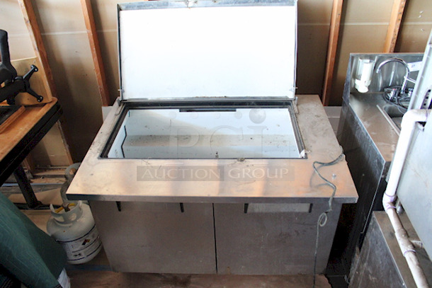 OUTSTANDING! True TSSU-48-18M-B Mega-Top Solid Door Sandwich/Salad Unit On Commercial Casters. 115v/60hz/1ph/15amps. TESTED! Turns On, Blows COLD Air. Unit Was Plugged In A Running While Photographing. 48-3/8x34-1/8x40-3/8 Normal wear and tear, minor cosmetic crack in lid, Dust From Storage.	 - Image 2 of 7