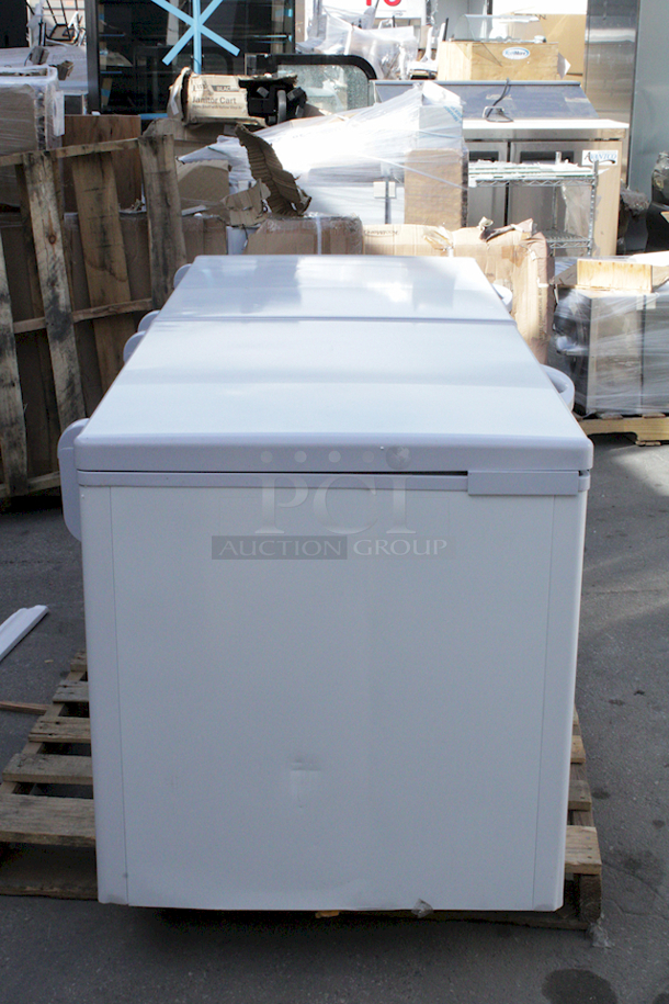 BRAND NEW SCRATCH & DENT! Koolmore SCF-24C 77" Commercial Chest Freezer 24 Cu Ft. Missing Cord. Could Not Test.  - Image 3 of 8