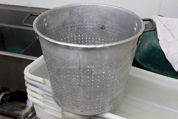 LARGE! Stock Pot Colander.  - Image 2 of 3