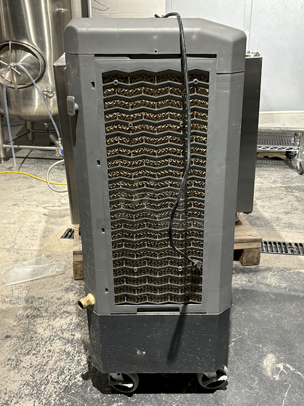 SWAMP COOLER! Hessaire Portable Evaporative Cooler MC61M, 5300 CFM. 115V, 14.6 gal Tank Capacity, 3.6 gal/hr, 5/16HP In Perfect Working Order. 17x28x46 53 lbs - Image 6 of 6
