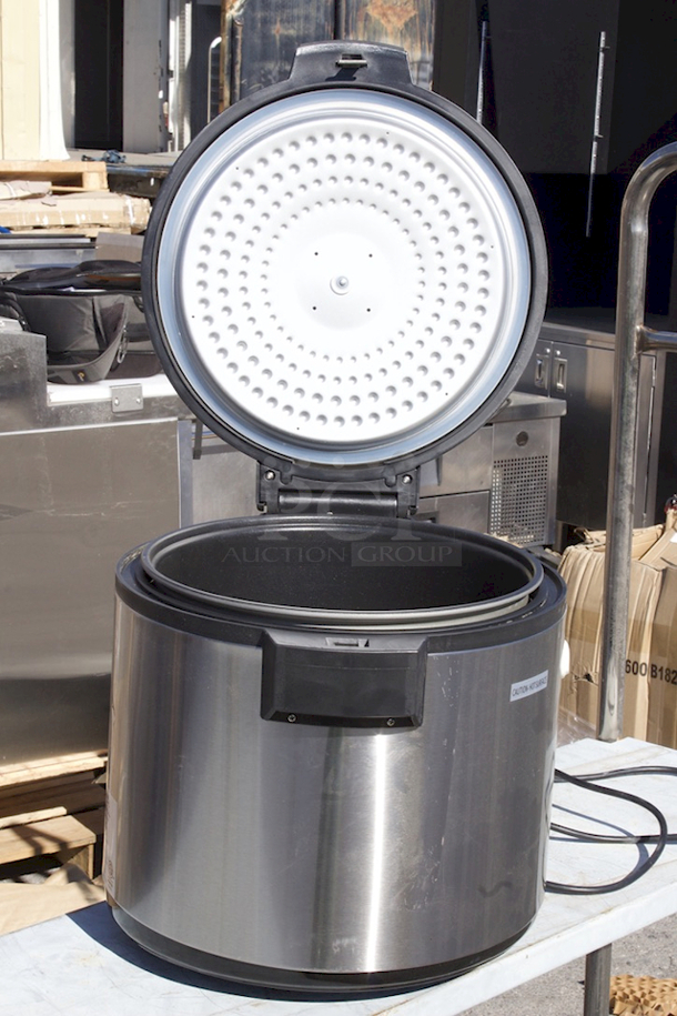 BRAND NEW SCRATCH AND DENT! Avantco RC3060 60 Cup (30 Cup Raw) Electric Rice Cooker / Warmer - 120V, 1750W - Image 6 of 6