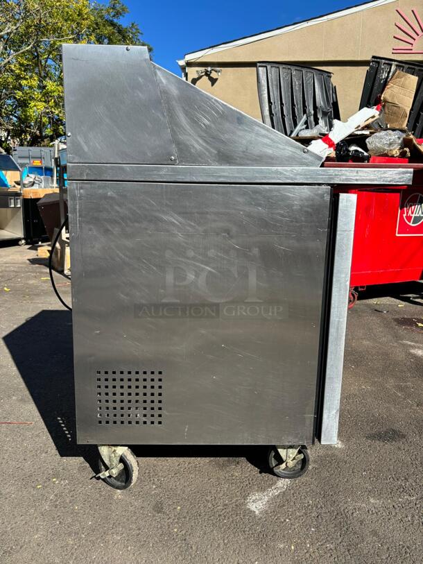 True TSSU-27-08-HC~SPEC3 27" Spec Series® Sandwich/Salad Prep Table w/ Refrigerated Base, 115v
 - Image 3 of 4