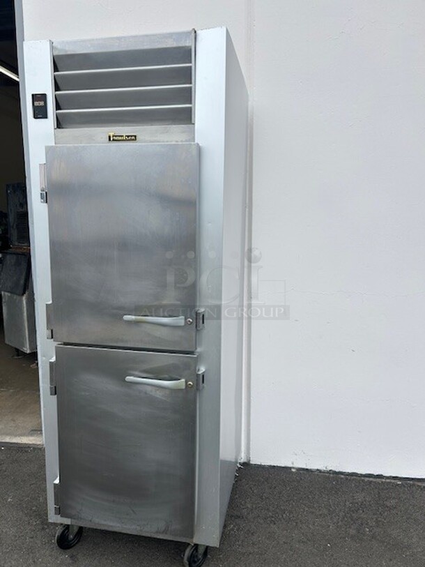 Late Model Traulsen G12001 Half Door Reach In Freezer - Left Hinged Doors 115 Volt Working - Image 5 of 9
