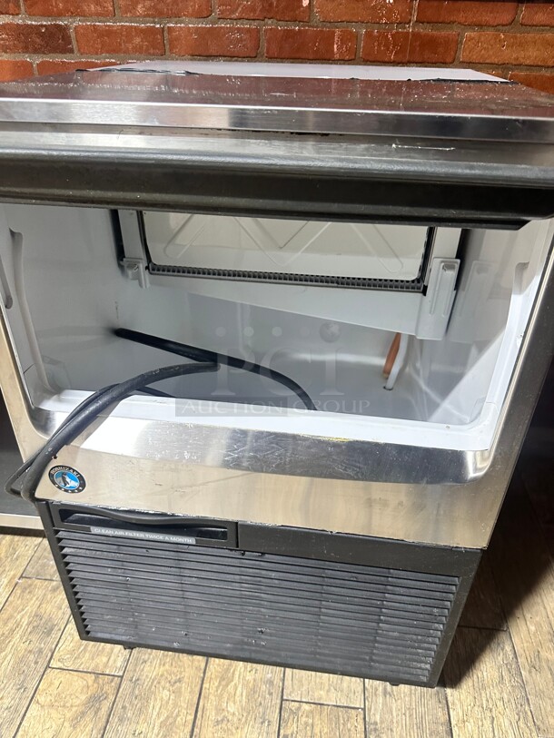 Late Model Hoshizaki KM-161BAJ 23 3/4W Crescent Cube Undercounter Ice Machine - 163 lbs/day, Air Cooled, ADA Wokring - Image 4 of 7
