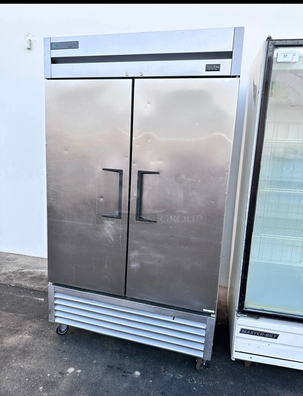 Late Model True T-43F-HC 47 inch Two Section Reach In Freezer, (2) Solid Doors, 115v Working! - Image 3 of 6