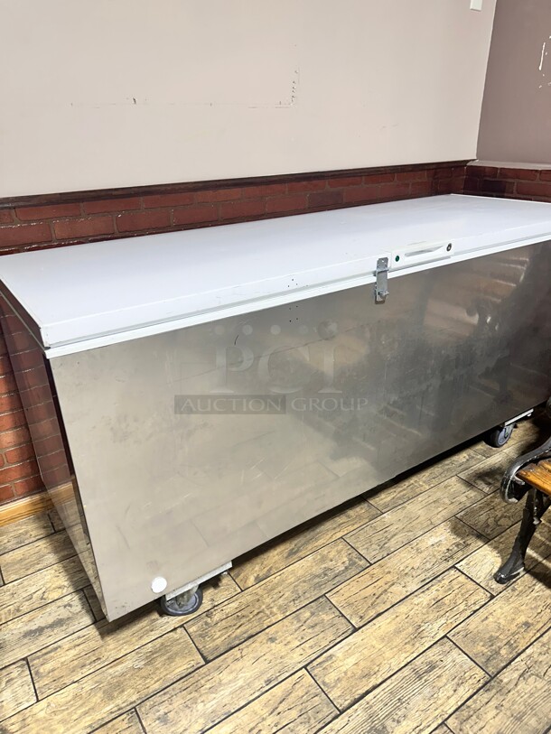 Late Model Frigidaire FFCL2542AW 24.8 Cu. Ft. White Chest Freezer 115 Volt Working - Image 3 of 8