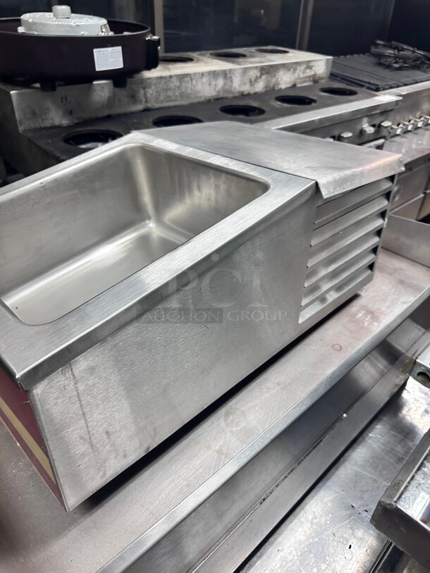 Working APW RTR-4 Refrigerated Topping Rail w/ (4) Sixth-Size Pans & Covers, Stainless 115 Volt NSF - Image 7 of 10