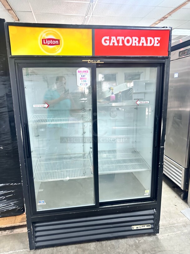 Late Model True GDM-45 52 Black Refrigerated Sliding Glass Door Merchandiser 115 Volt Tested and Working! - Image 4 of 7