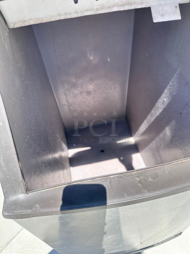 Manitowoc QY0374A 400 lb  Half Cube Ice Machine w/ Bin - 264 lb Storage, Air Cooled 115 Volt Working - Image 5 of 8