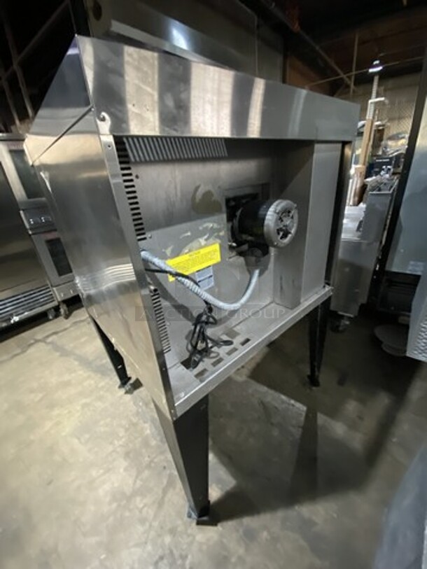 WOW! Bakers Pride Cyclone Series Natural Gas Powered Heavy Duty Commercial Single Convection Oven! All S.S.! With 2 View Through Doors! With 5 Metal Racks! On Legs!  - Image 4 of 7