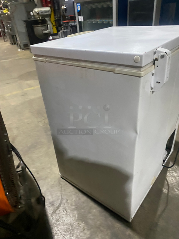 Electrolux White Commercial Reach In Chest Freezer/ Cooler! With Hinged Top Lid!  Model: FFC05C2AW1 SN: WB22432640 115V 60HZ 1 Phase - Image 4 of 8