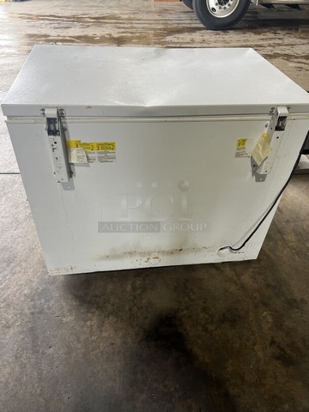 Kelvinator Chest Freezer! 115V 1 Phase! - Image 5 of 5