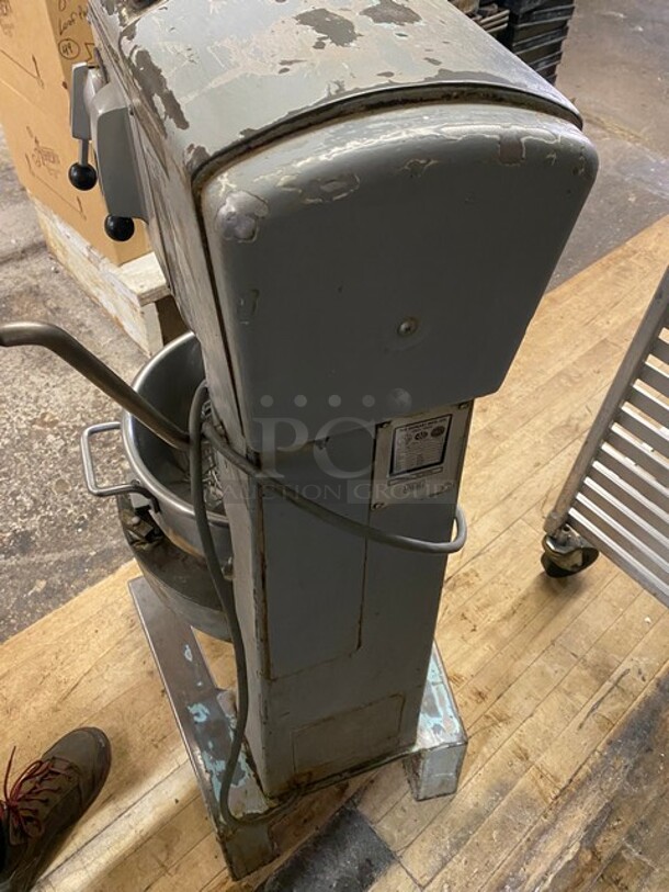Hobart Metal Commercial Floor Style 30 Quart Planetary Dough Mixer w/ Stainless Steel Mixing Bowl, Bowl Guard, Dough Hook, Paddle and Whisk Attachments! Working When Removed! MODEL D300 SN:11098163 115V 1 Phase! - Image 4 of 10