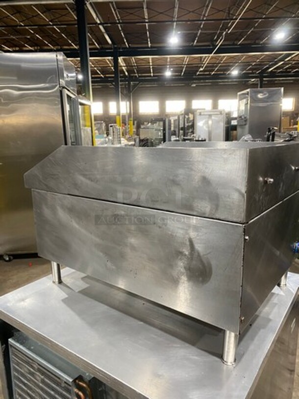 Commercial Countertop Natural Gas Powered Char Broiler Grill! With Back And Side Splashes! All Stainless Steel! On Small Legs! - Image 4 of 7