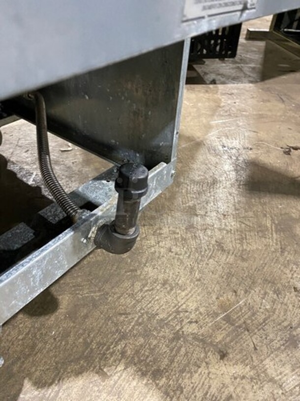Pitco Commercial Natural Gas Powered Deep Fat Fryer! With Backsplash! All Stainless Steel! On Casters! Model: 40D SN: G20BB003784 - Image 9 of 9