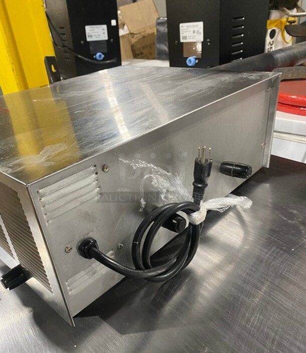 Wisco Commercial Countertop Electric Powered Pizza! MODEL 425C SN: J029618 120V  - Image 4 of 8