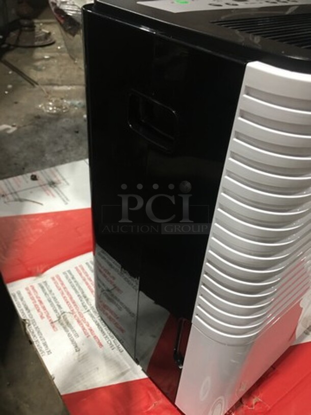 NEW! OUT OF THE BOX! SCRATCH-N-DENT! Soleus Air 95 Pint Portable Dehumidifier Unit! With Built In Pump! Model: DME295IP201 115V - Image 3 of 9