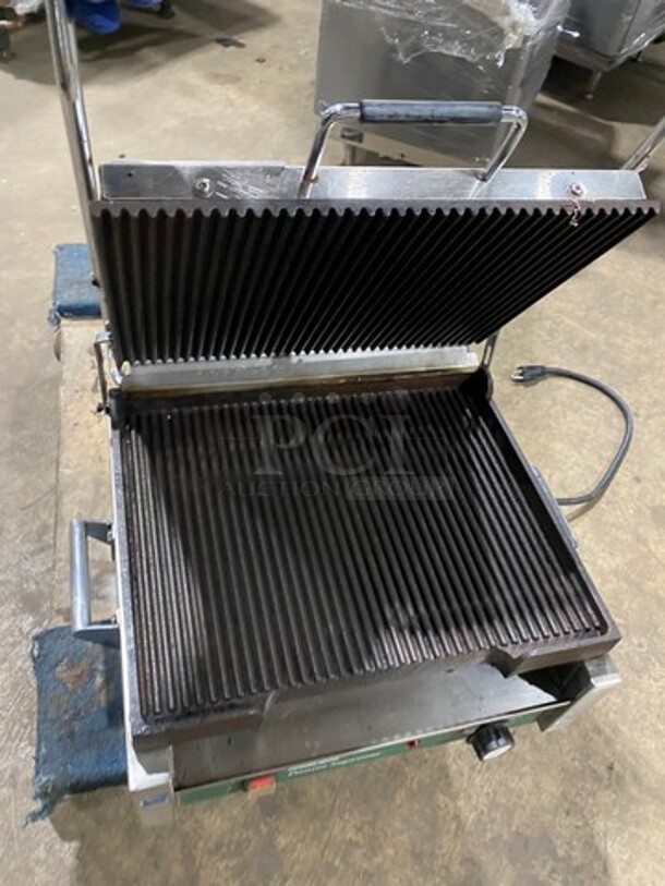 Waring Commercial Countertop Panini/Sandwich Supremo Grill! All Stainless Steel! Press With Ribbed Surface! Model: WPG250 120V - Image 6 of 8