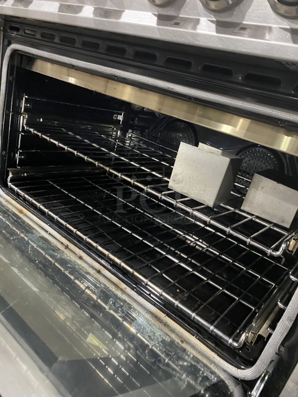 2020 ZLINE Gas Powered 6 Burner Stove! With Oven Underneath! Stainless Steel! On Legs! Model RGS-36 Serial 20111790069!120V/60Hz/ - Image 6 of 11