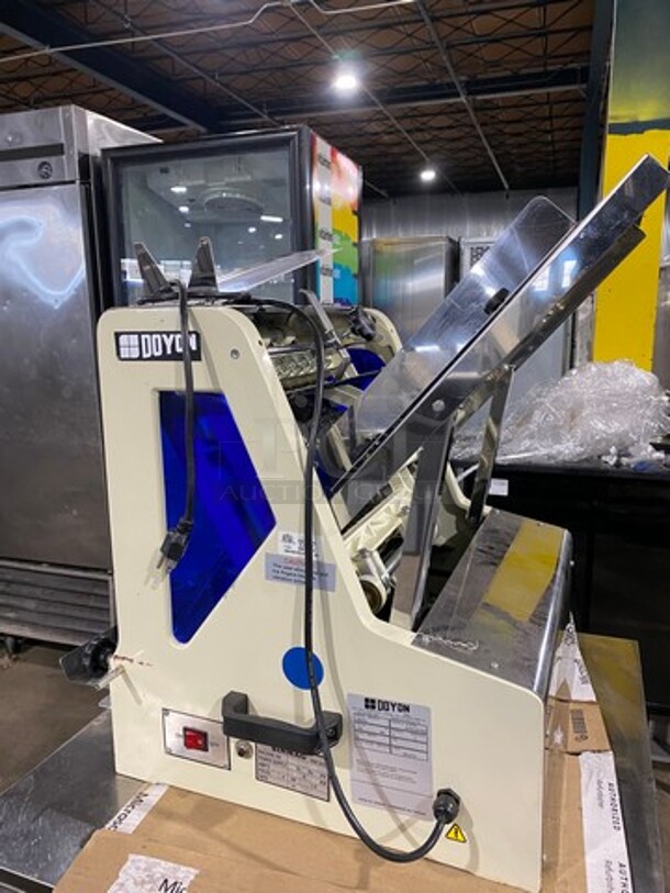 SWEET! Doyon Commercial Countertop Bread Loaf Slicer! Model: SM302 SN: DYN1201065 120V 60HZ 1 Phase - Image 2 of 11