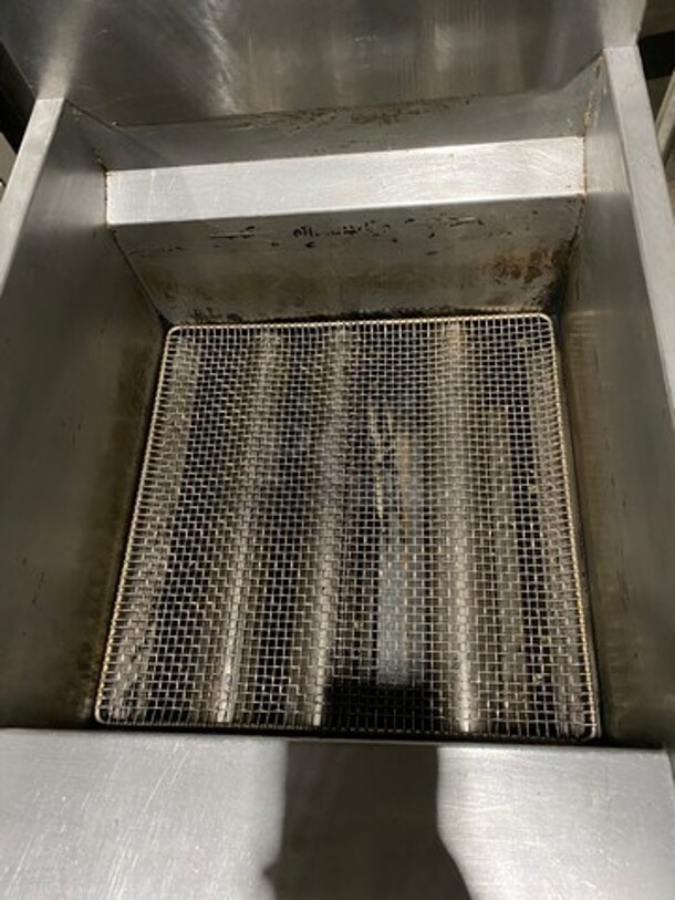 Atosa Commercial Natural Gas Powered Deep Fat Fryer! With Backsplash! With 2 Metal Frying Baskets! All Stainless Steel! On Legs! Model: ATFS40 - Image 6 of 9