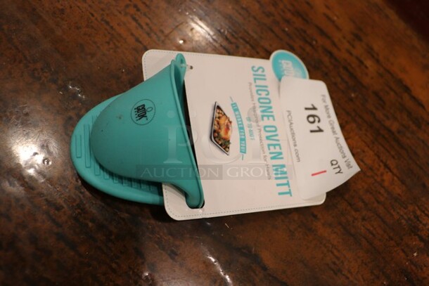 Brand New Sili Cone Oven Mitt 
Qty 1