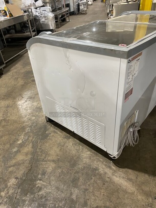AHT Commercial Reach Down Chest Freezer Display Merchandiser! Model: PARIS145 SN: 40990900000076 110/120V 60HZ 1 Phase - Image 4 of 9