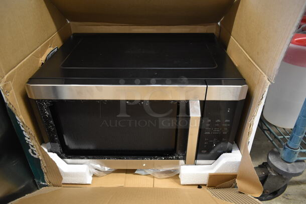 IN ORIGINAL BOX! Criterion CCM16M1S Stainless Steel Countertop Microwave Oven. 120 Volts, 1 Phase.  - Image 1 of 6