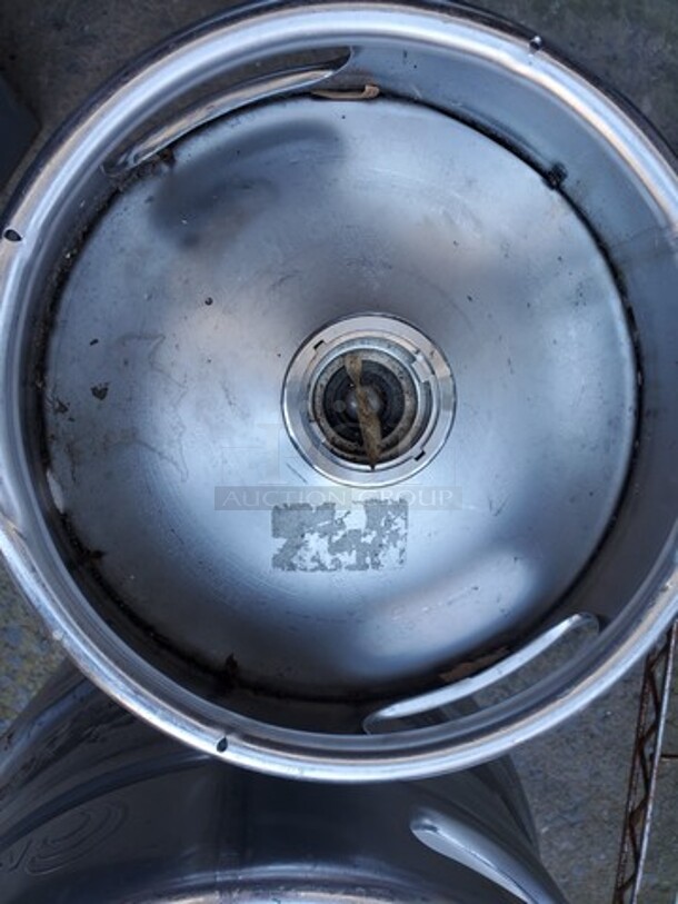 Draft beer barrels (1 full|1 Empty) - Image 8 of 9