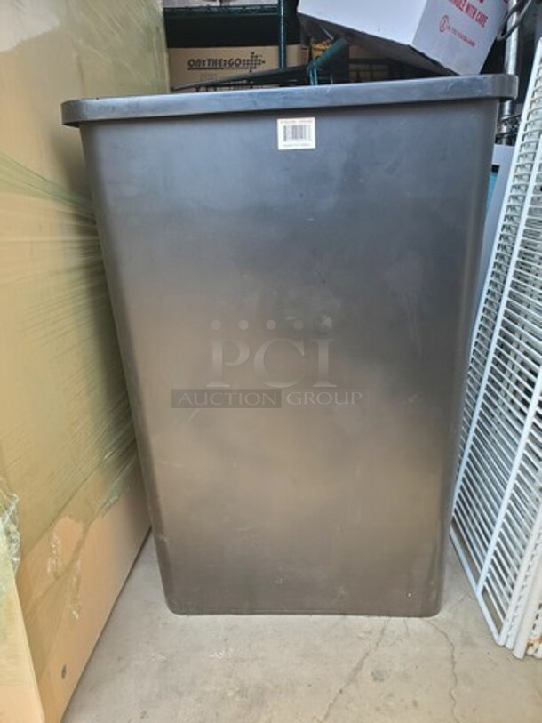Plastic Trash can - Image 1 of 3