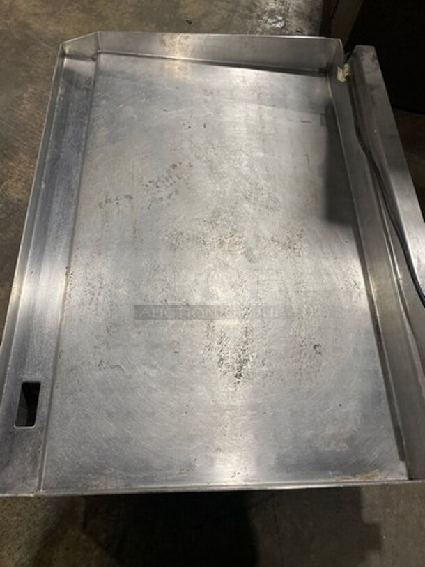 AccuTemp Commercial Countertop Natural Gas Powered Flat Top Griddle! With Back And Side Splashes! All Stainless Steel! On Legs! Model: GGF1201A4800 SN: 14551 - Image 5 of 8