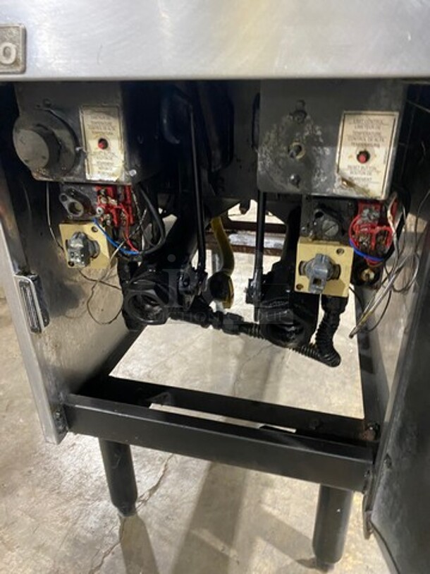 Pitco Commercial Gas Powered Split Bay Deep Fat Fryer! With 2 Small Frying Baskets! All Stainless Steel! On Legs! - Image 7 of 9