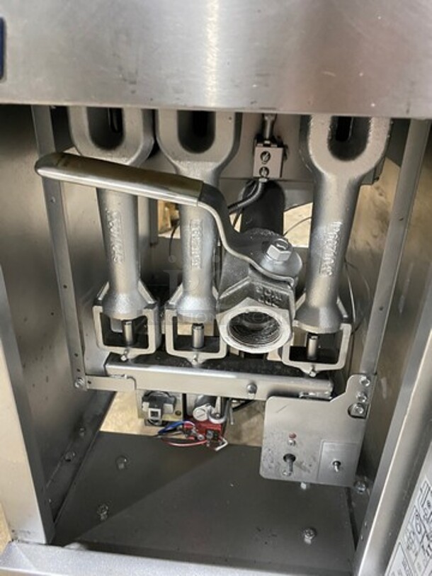 Pitco Commercial Natural Gas Powered Deep Fat Fryer! All Stainless Steel! On Legs! Model: 35C SN: G17AB103830 - Image 6 of 8