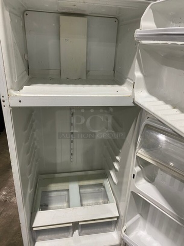General Electric Half Cooler Half Freezer Combo Unit! Model: GTS18HBMFRWW SN: GF832298 - Image 7 of 8