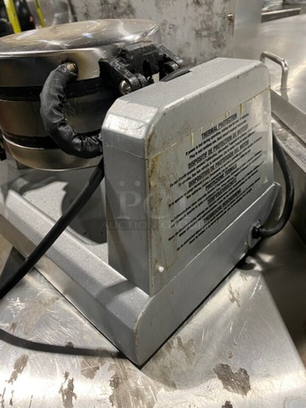 Waring Commercial Countertop Rotating Waffle Maker! Model: WW200 120V - Image 4 of 9