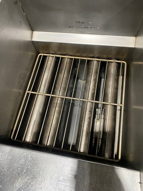NICE! Pitco Commercial Natural Gas Powered Deep Fat Fryer! With Backsplash! With 2 Metal Frying Baskets! All Stainless Steel! On Legs! Model: 40D SN: G18DC020535 - Image 6 of 9