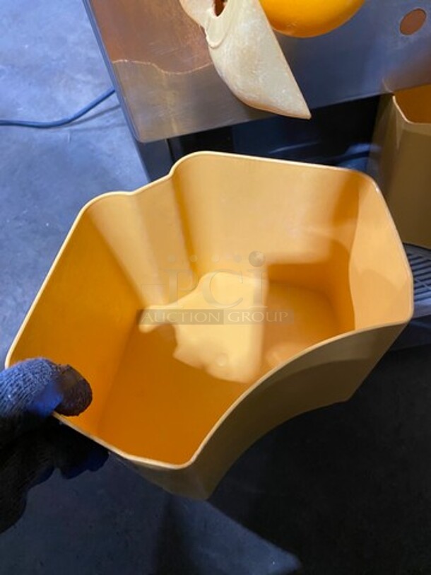 Zumex Commercial Countertop Automatic Orange Juicer! All Stainless Steel! Model: ZUMEXESSENTIAL SN: 344883 115V - Image 6 of 10