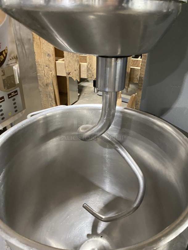 NICE! Welbilt Varimixer Commercial 40 Qt Planetary Mixer! With Mixing Bowl And Hook Attachment! Model: W40 SN: 6913030002EA! 208V 3 Phase! - Image 5 of 10