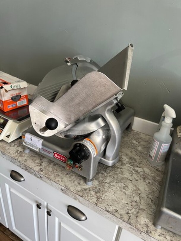 Berkel Commercial Countertop Deli/ Meat Slicer! All Stainless Steel! WORKING WHEN REMOVED! Model: 909AM SN: 9356212214107 115V - Image 3 of 8