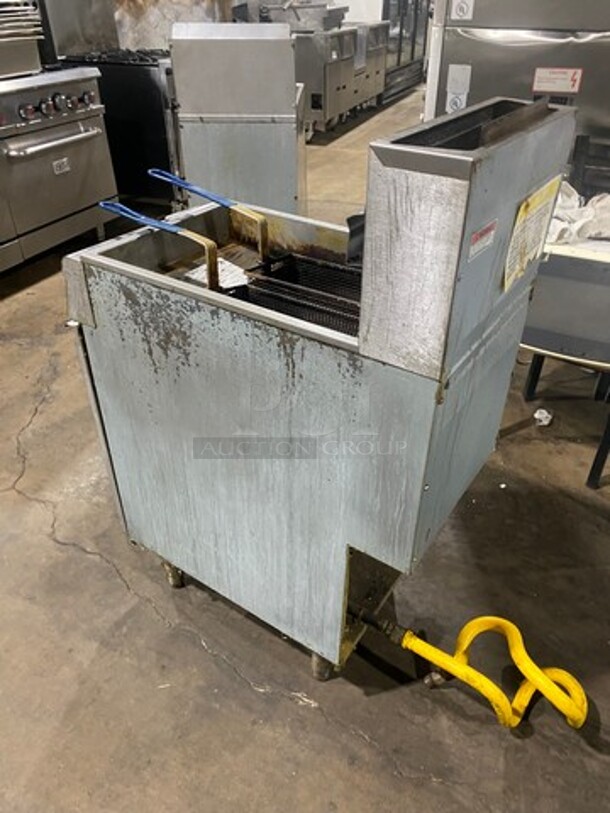 Qualite Commercial Natural Gas Powered Deep Fat Fryer! With Backsplash! With 2 Metal Frying Baskets! All Stainless Steel! Model: QL9NG - Image 4 of 9