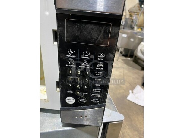 Westinghouse WMW-0009 Countertop Microwave Oven. 120 Volts, 1 Phase. - Image 4 of 6