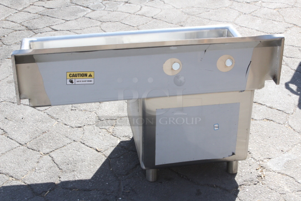 BRAND NEW SCRATCH & DENT! Regency 60S1181818R 38 1/2" 16-Gauge Stainless Steel One Compartment Commercial Sink - 18" x 18" x 14" Bowl - Right Drainboard. Sink component only. Top Right and Left Corners are Bent.  - Image 4 of 6