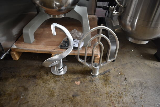 BRAND NEW SCRATCH AND DENT! Globe SP30 Metal Commercial Floor Style 30 Quart Planetary Dough Mixer w/ Stainless Steel Mixing Bowl, Bowl Guard, Dough Hook, Paddle and Whisk Attachments. 115 Volts, 1 Phase. Tested and Working But Transmission is Stuck in 1 Gear. - Image 2 of 10