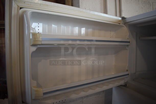 General Electric TBX16SABNLWW Metal Cooler Freezer Combo Unit. 120 Volts, 1 Phase. 28x28x68. Tested and Working! - Image 8 of 8