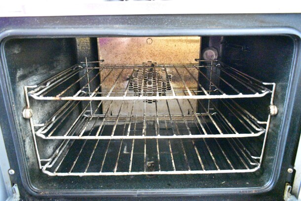 BRAND NEW SCRATCH AND DENT! Moffat E23M3 Turbofan Stainless Steel Single Deck Half Size Electric Convection Oven with Mechanical Controls. 220-240 Volts, 1 Phase. - Image 4 of 7